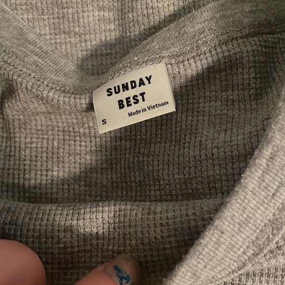 Grey long sleeved Aritizia shirt - Picture 8 of 8